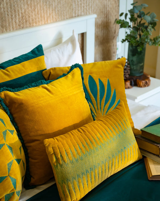 Morgenlys – Gul fløyelspute 45cmx45cm