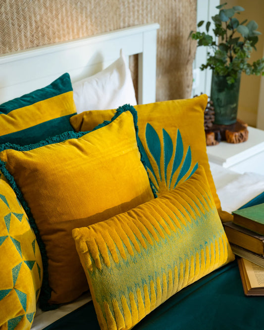 Solglede – Avlang Pyntepute 30cmx50cm i Bomullsvelur med broderi