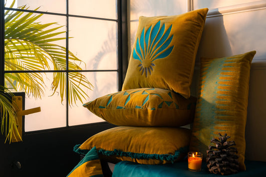 Vårblomst – Gul Pyntepute med Brodert Mønster 45cmx45cm