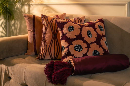 Styling og lagdeling av puter: Forbedre oppholdsrommet ditt med riktig arrangement